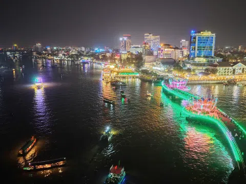 Rực rỡ sắc màu đêm khai mạc Lễ hội Văn hóa Sông nước Cần Thơ năm 2025