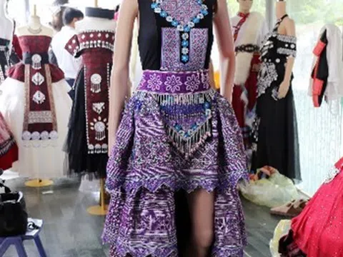 Tung tăng một miền váy áo Mộc Châu