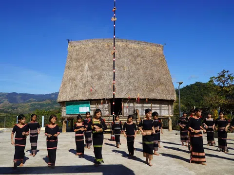 Quảng Ngãi: Khi học trò trở thành “người giữ lửa” văn hóa Xơ Đăng