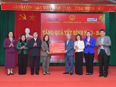 Phó Chủ tịch Thường trực Quốc hội Đỗ Văn Chiến thăm, tặng quà Tết gia đình chính sách, hộ nghèo tại Tuyên Quang