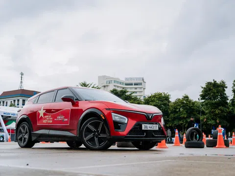 VinFast VF 7 – Ngôi sao C-SUV mùa du xuân: Chỉ hơn 700 triệu đồng lăn bánh, giá trị vượt xa tầm tiền