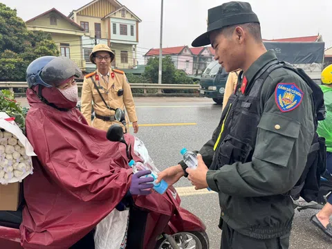 Phú Thọ: Cảnh sát giao thông hỗ trợ người dân trên đường về quê đón Tết