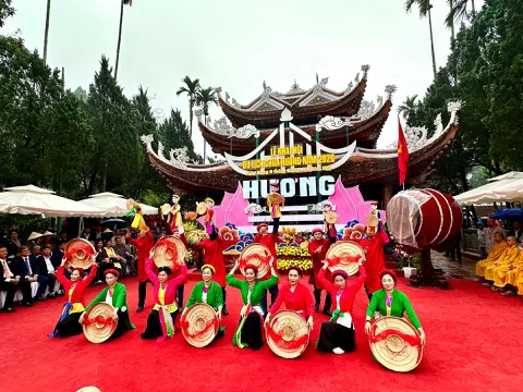 Tưng bừng khai hội chùa Hương năm 2026