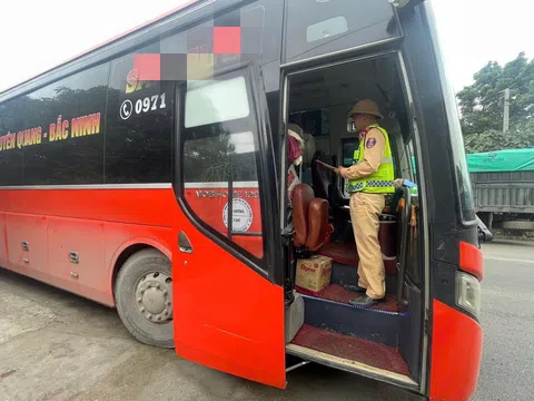 Tuyên Quang: Ô tô 19 khách chỗ 'nhồi' đến 60 người, bị phạt hơn 223 triệu đồng