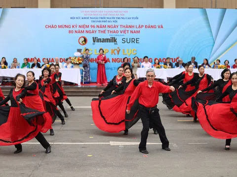 Vinamilk Sure đồng hành tổ chức đồng diễn múa quạt dưỡng sinh cho hàng ngàn người cao tuổi Hà Nội