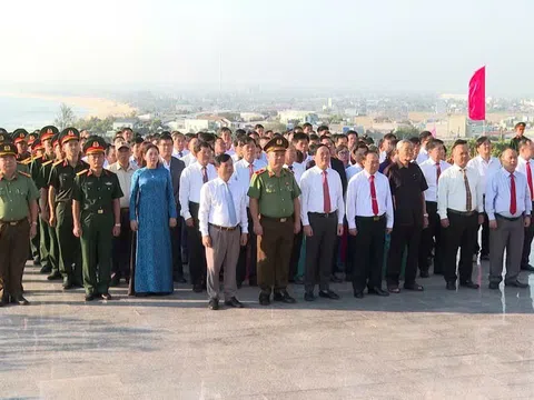 Gia Lai: Dâng hương hoa tượng đài Chiến thắng Núi Bà và Đền thờ Anh hùng Liệt sĩ xã Cát Tiến