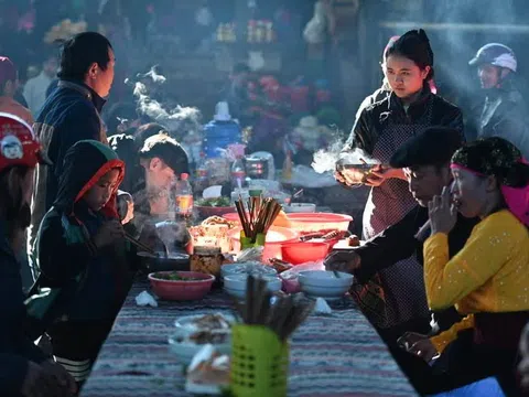 Hương bếp giữa chợ phiên (Tản văn)