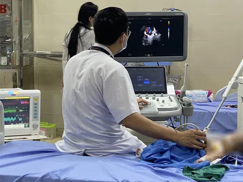 Phú Thọ: Người nhà cảm ơn bác sĩ Bệnh Viện Sản Nhi Vĩnh Phúc cứu sống bệnh nhi sốc phản vệ