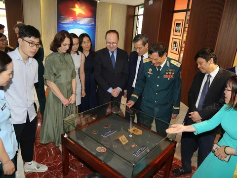 Biểu tượng hợp tác vũ trụ Việt Nam - Liên bang Nga