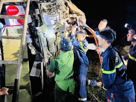 Tuyên Quang: Xuyên đêm cứu nạn tài xế mắc kẹt trong cabin xe lao xuống vực sâu 80m