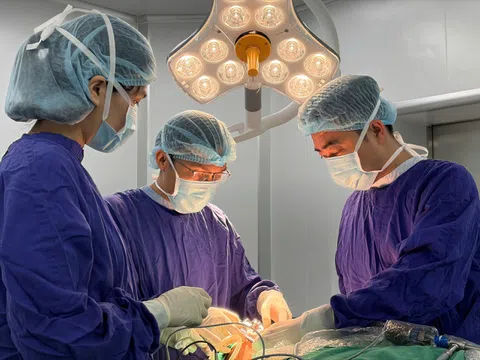 Vinmec Nha Trang tiên phong đưa kỹ thuật phẫu thuật nội soi điều trị ung thư tuyến giáp không sẹo về Khánh Hòa