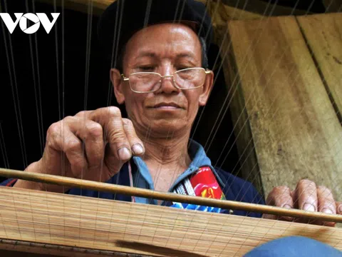 Hà Giang: Lò Sành Phin - Nghệ nhân người Dao đỏ duy trì nghề đan mành tráng giấy bản