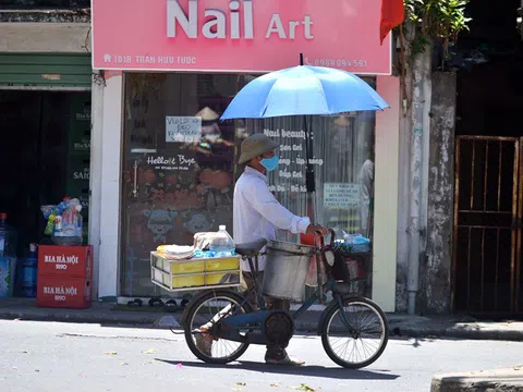 Nắng  bao trùm cả nước, Trung Bộ nắng nóng gay gắt, Bắc Bộ, Tây Nguyên,, Nam Bộ có mưa rào và dông, đề phòng lốc, sét và gió giật mạnh