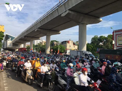 Hà Nội: Ngày đầu giãn cách theo vùng, hàng ngàn người ùn ứ tại chốt vào "vùng đỏ"