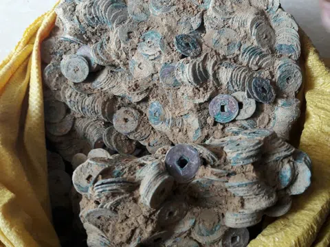 Quảng Trị: Phát hiện hũ tiền cổ nặng 27 kg, niên đại cách đây 1000 năm