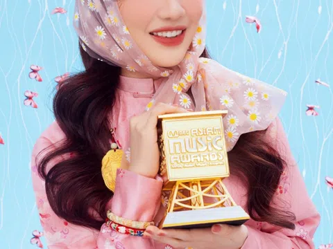 Hoàng Duyên diện cổ phục Việt nhận cúp "Nghệ sĩ mới châu Á xuất sắc" tại MAMA 2021