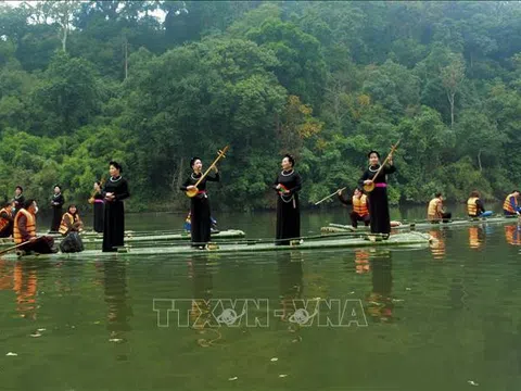 Tuyên Quang: Sản phẩm du lịch mới "Bơi mảng - Hát Then trên hồ Nà Nưa" (Tân Trào)