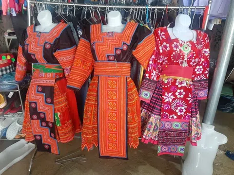 Sơn La: Người góp sức lưu giữ trang phục của phụ nữ Mông