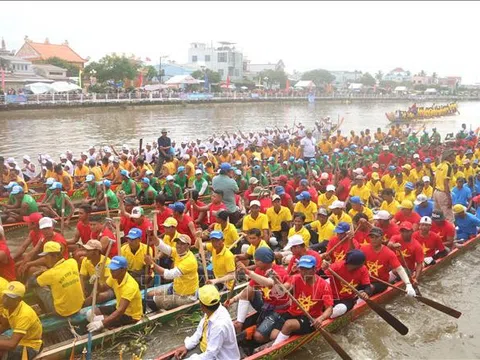 Giải đua ghe Ngo đồng bào Khmer mừng Lễ hội Ok Om Bok tại Trà Vinh, Sóc Trăng thu hút đông đảo người dân và du khách