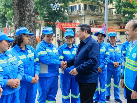 Thủ tướng Phạm Minh Chính cảm ơn, tặng quà công nhân vệ sinh môi trường tại Thủ đô