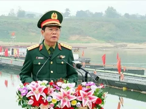 Phú Thọ: Người dân Đoan Hùng phấn khởi thông xe cầu phao bắc qua sông Lô ngày 29, tức 30 Tết