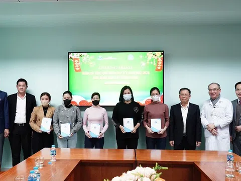 Tặng sổ BHXH thẻ BHYT lan tỏa nghĩa tình an sinh trong cộng đồng