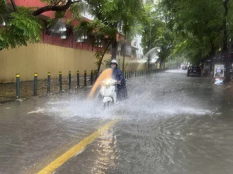 Ngày 18/4: Mưa dông diện rộng ở Bắc Bộ, cảnh báo lốc sét và nguy cơ lũ quét, sạt lở