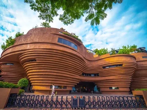 Sức hút khó cưỡng từ Làng gốm Bát Tràng 700 tuổi: Giới trẻ “check-in” rộn ràng, khách Tây mê mẩn