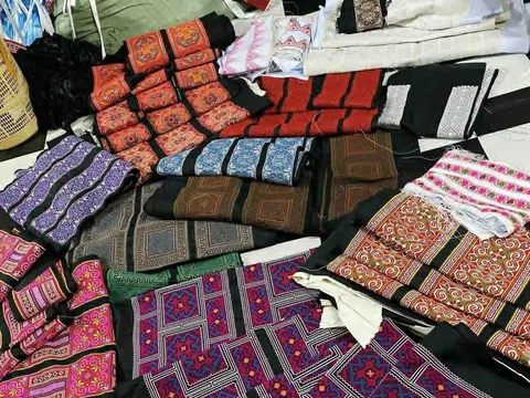 Giữ gìn hồn cốt văn hóa Mông qua từng đường kim, mũi chỉ