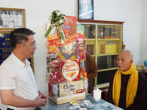 Lãnh đạo TP Bảo Lộc thăm, tặng quà các cơ sở Phật giáo nhân dịp Lễ Phật đản năm 2025