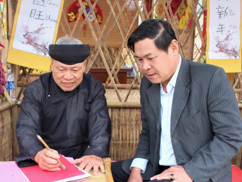 Cụ Doãn viết thư pháp về Bác giữa làng quê