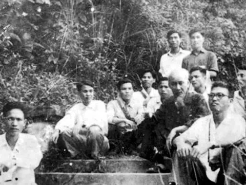 Đền Hùng còn in bóng Bác