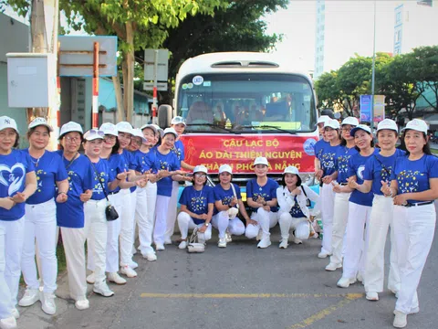 Những tà áo dài kết nối yêu thương