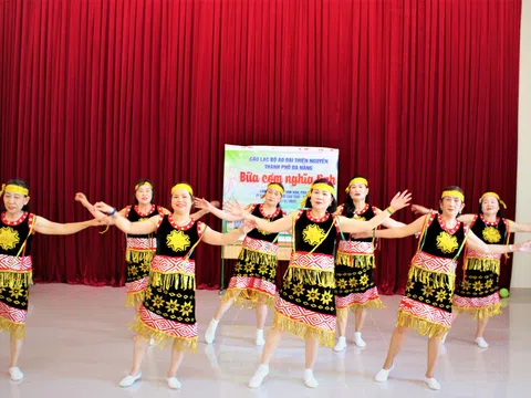 Dấu ấn dân vũ “Em chọn nơi này” trong chuyến thiện nguyện của CLB Áo dài thiện nguyện Đà Nẵng