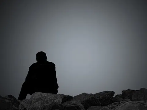 Chiếc bóng dưới ánh đèn