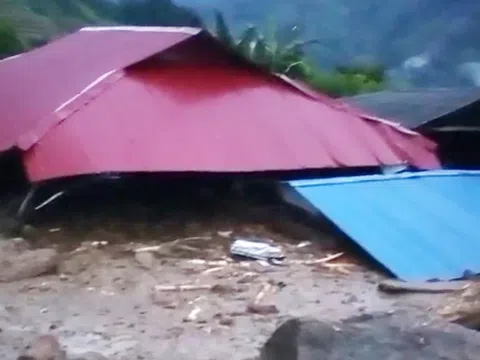 Mưa lớn lịch sử cuốn trôi cầu treo tại Nghệ An