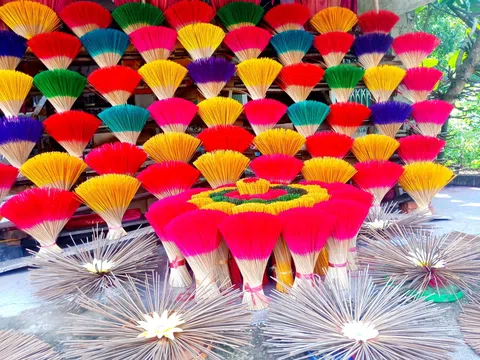 Về Huế xem làng hương Thủy Xuân: Từ bàn tay nghệ nhân tỏa hương văn hóa