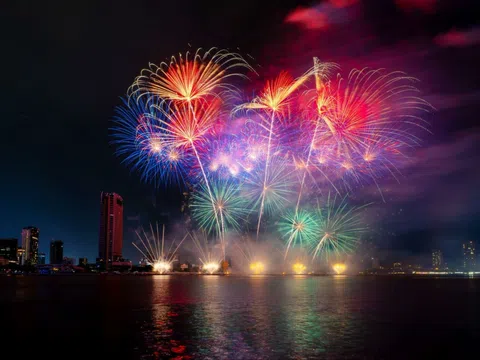 Khép lại vòng loại DIFF 2025: Bữa tiệc ánh sáng và âm nhạc bùng nổ trên sông Hàn