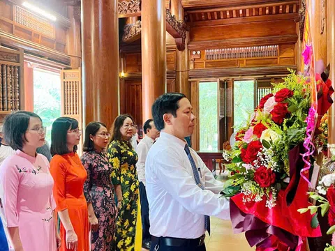 Dâng hương tri ân - Khởi đầu mô hình chính quyền hai cấp tại Vạn An