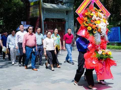 Đại sứ đặc mệnh toàn quyền Lào dâng hương tưởng niệm Chủ tịch Hồ Chí Minh tại Khu di tích Kim Liên