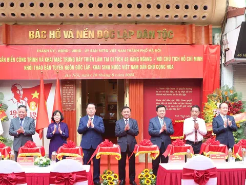 Hà Nội: Gắn biển công trình, khai mạc trưng bày triển lãm tại di tích 48 Hàng Ngang