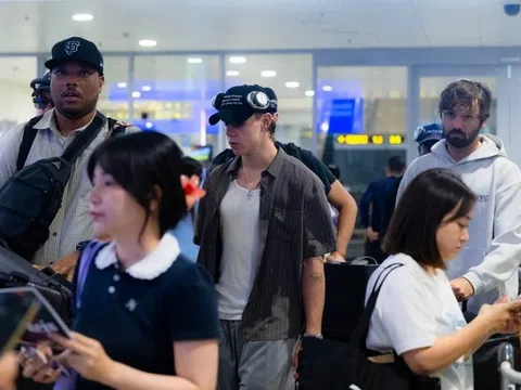 Ngôi sao Úc The Kid LAROI đến Việt Nam: Rapper Double2T "sốc" vì gặp idol trên máy bay, 1 fan ruột đợi suốt 5 tiếng để gặp thần tượng