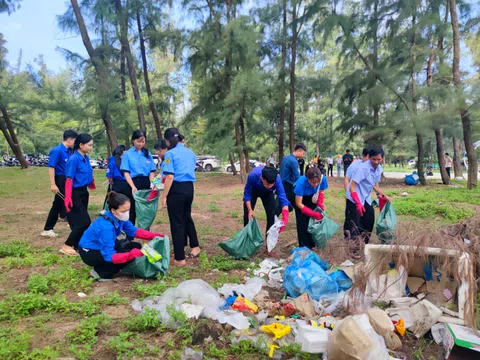 Huế lắp đặt 3 trạm nhà chờ và máy cấp nước miễn phí tại bãi biển - Hướng đi thiết thực giảm rác thải nhựa