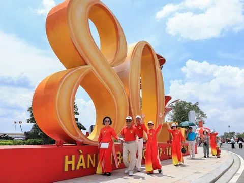 Triển lãm Thành tựu đất nước thu hút đông đảo người dân đến tham quan