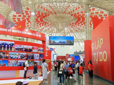 Hàng trăm nghìn khách tham quan đến với Triển lãm Thành tựu đất nước