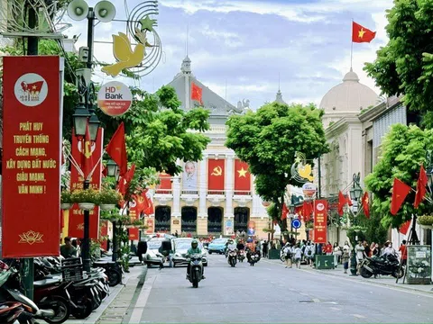 Đường phố Hà Nội rực rỡ sắc cờ hoa chào mừng Quốc khánh 2/9