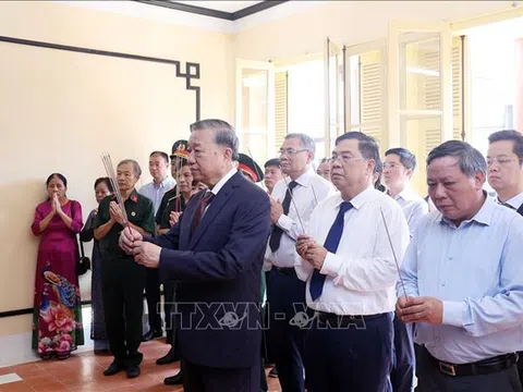 Tổng Bí thư Tô Lâm dâng hương tưởng niệm Chủ tịch Hồ Chí Minh tại Di tích Nhà số 48 Hàng Ngang, Hà Nội