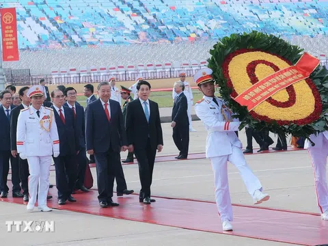 Lãnh đạo Đảng, Nhà nước vào Lăng viếng Bác và đặt vòng hoa tưởng niệm các Anh hùng, liệt sĩ