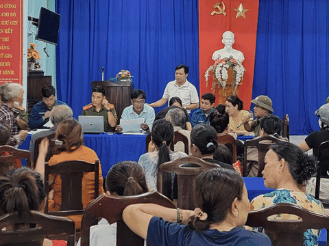 Đà Nẵng: Người dân phấn khởi đi nhận quà ngày Quốc khánh 2/9