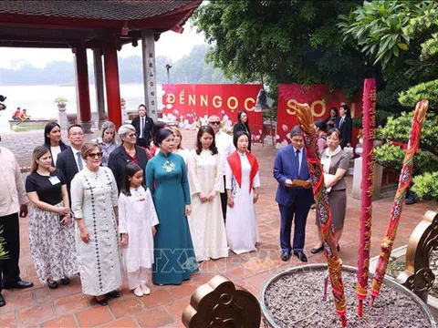 Phu nhân Ngô Phương Ly và Phu nhân Lis Cuesta Peraza tham quan đền Ngọc Sơn